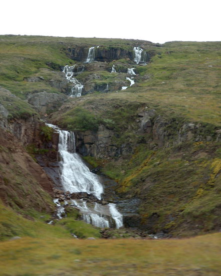 Wasserfall neben der Straße