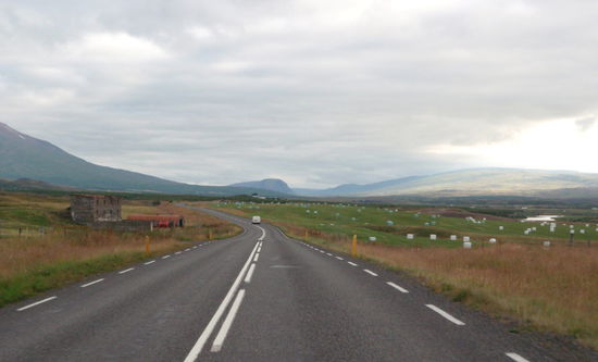 die Straße führte weiter durch recht offene Landschaft