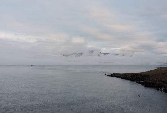 über der Küste lagen Wolken