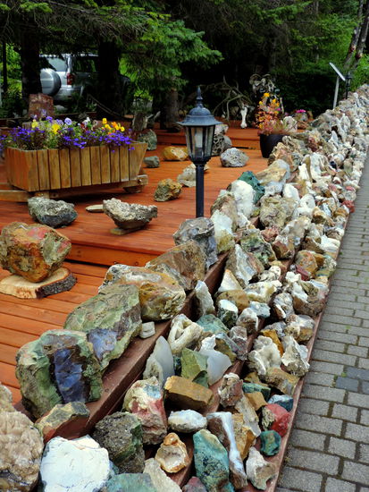 am Hauptweg im Garten waren viele Steine ausgestellt
