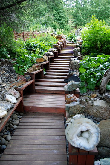 dann führte eine Treppe bergan