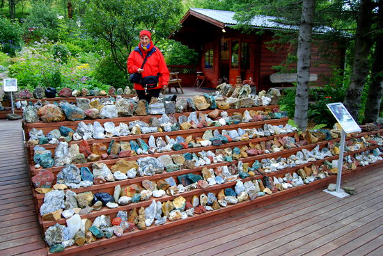 neben Steinen sammelte Petra u.a. auch Firmenkugelschreiber, Muscheln, Tassen mm., die in der kleinen Hütte untergebracht waren