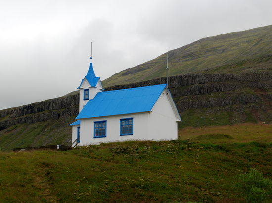 die kleine Kirche von Stöðvarfjörður