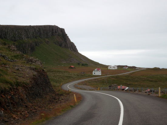 die Straße schlängelte sich am Fjord entlang