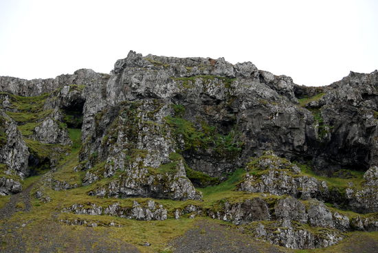 die Felswände neben der Straße