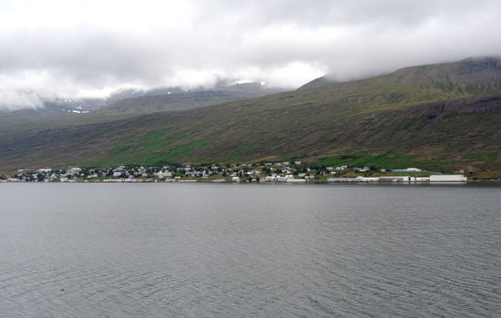​Fáskrúðsfjörður auf der anderen Seite des gleichnamigen Fjords