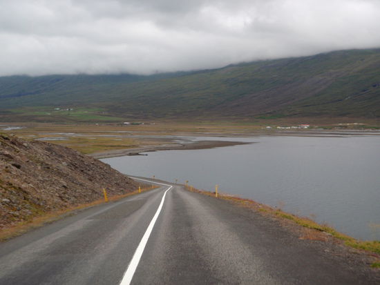 die Straße fiel zum flachen Ende des Fjordes ab
