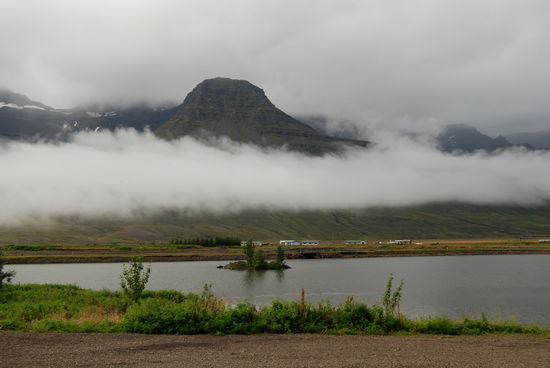 im Fjord hingen noch die Wolken