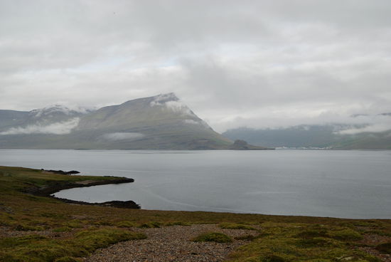 auf der anderen Seite des Fjordes der Ort Eskifjörður