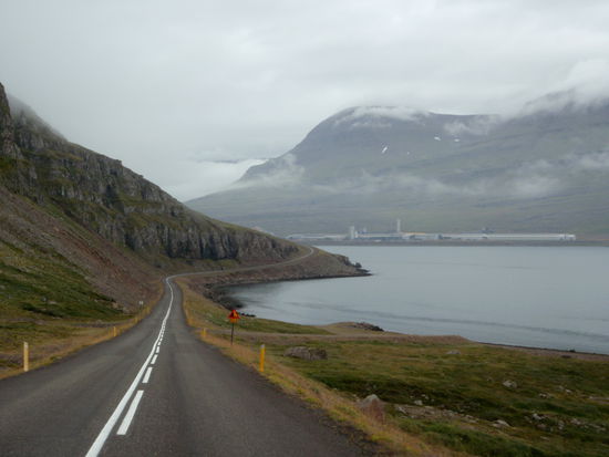 dann kam die riesige Aluminiumhütte bei Reyðarfjörður in Sicht, für die das Hochland verschandelt worden war