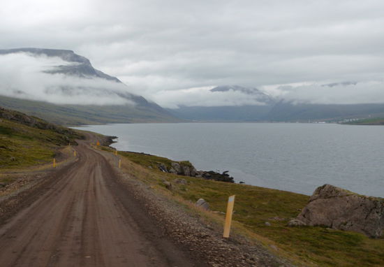 ganz am Ende des Fjordes lag Reyðarfjörður