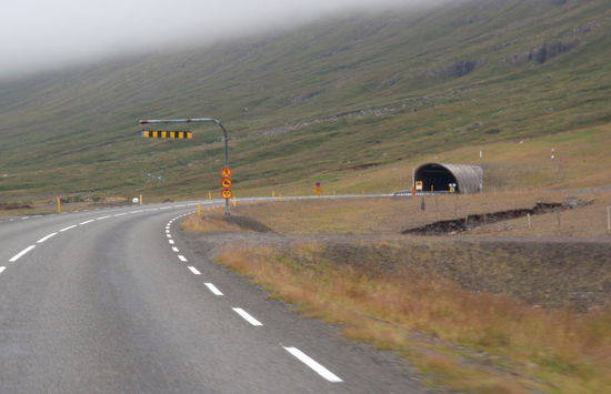 Rückfahrt durch den Tunnel, jetzt mit Wohnwagen
