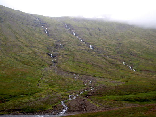 mit einigen Wasserfällen