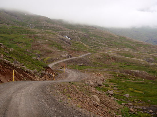 nun schlängelte sich die Straße in Serpentinen bergab