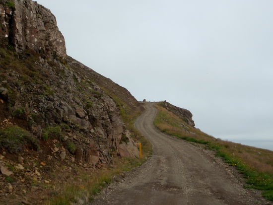 die Piste schlängelte sich am Felsen hoch über dem Meer entlang
