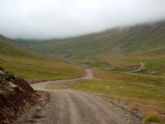 an einem Einschnitt mit Bach ging es zwischendurch auch wieder bergab
