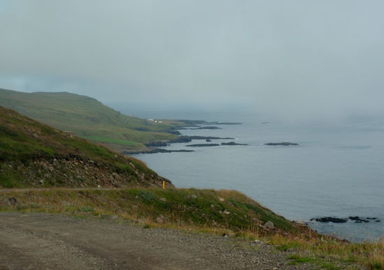 ganz hinten kam der Hof Dalatangi mit dem Leuchtturm in Sicht