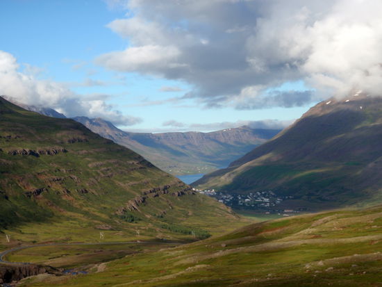 nach Seyðisfjörður am gleichnamigen Fjord