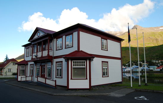 die Häuser waren alle mit buntem Blech verkleidet