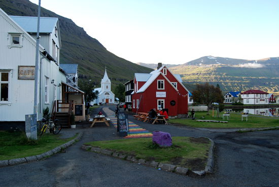 Norðurgata in Richtung Kirche