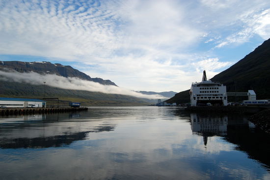 Blick auf den Seyðisfjörður mit der Fähre Norröna