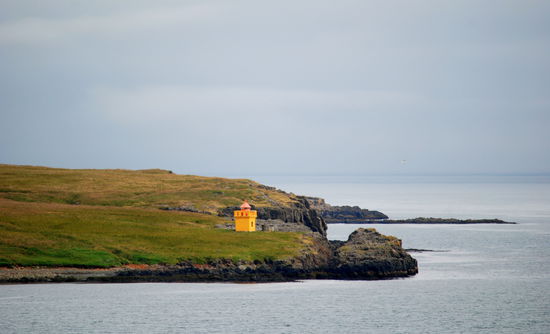 der kleine Leuchtturm Brimnes auf der Nordseite des Fjords