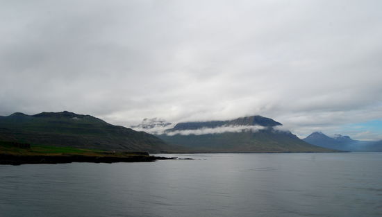 Wolken lagen in den Bergen