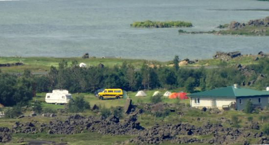 links unser Wohnwagen auf dem Campingplatz