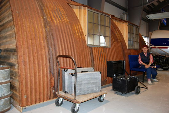 vor der Flugfeldbaracke