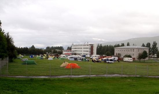 Campingplatz Akureyri, rechts vor dem Wohnblock unser Wohnwagen
