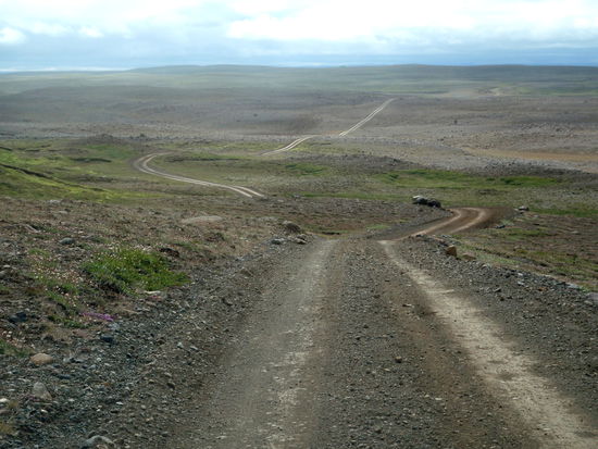 der Weg schlängelte sich in die Ebene