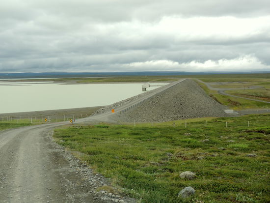 der Weg über den Staudamm