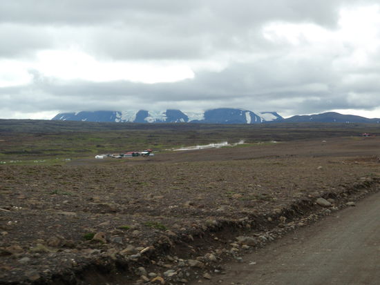 das Hochtemperaturgebiet Hveravellir kam in Sicht, dahinter der Langjökull