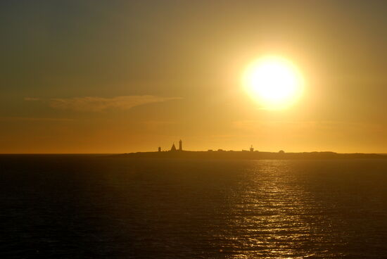 die Sonne geht hinter Vinga unter