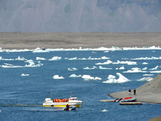 Touristen werden mit alten Landungsbooten herumgefahren