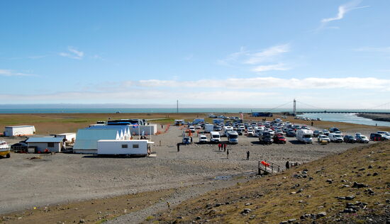 Blick über den vollen Parkplatz
