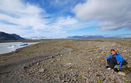 der Weg führt über die Moräne zur Lagune hinunter