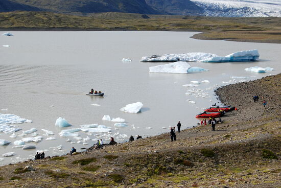hier wurden auch Touristen mit Schlauchbooten herumgefahren