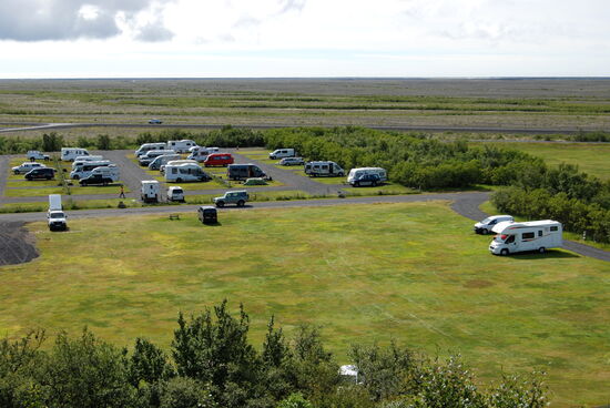 Blick über den Campingplats, wir stehen am Wäldchen gleich hinter dem Weg