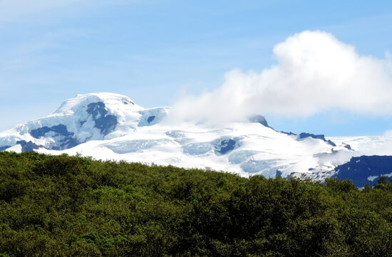 Blick auf die umliegenden Berge und Gletscher