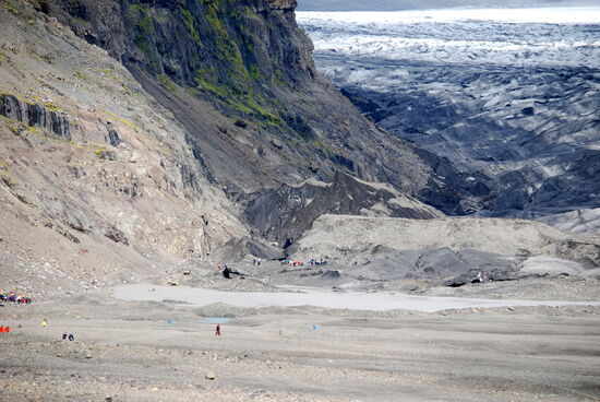 die Völkerwanderung am Gletscher aus der Entfernung