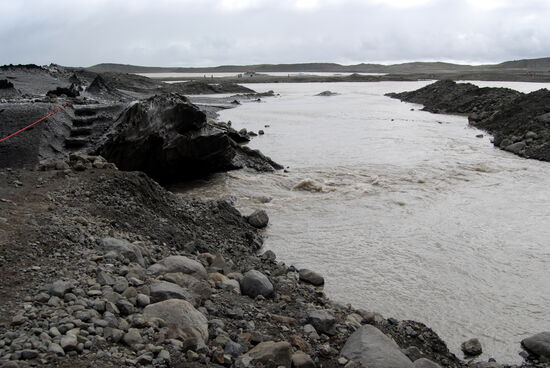 die Eisbrücke über den Abfluß war abgesichert