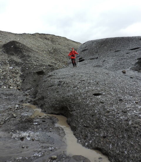 Gang über das schwarze Eis
