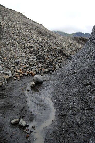 links Geröll, rechts und in der Mitte Eis