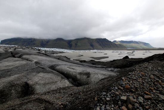 Blick über das Eis zum Gletschersee