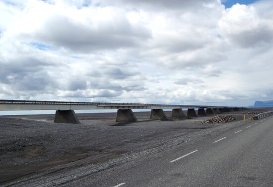 Weiterfahrt neben der alten einspurigen Brücke