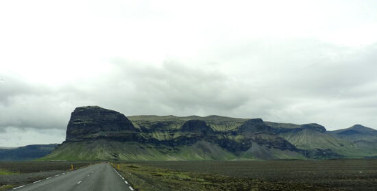 führt auf den Felsen Lómagnúpur zu