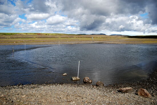 Pfosten markierten den linken Rand der Furt