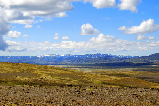 schneebedeckte Berge am Horizont