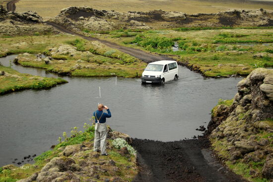 nach uns fuhr ein VW-Bus durch das Wasser